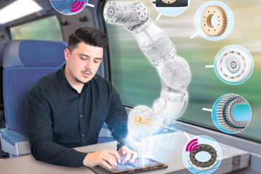 ผู้ชายทำงานด้วยแท็บเล็ตบนรถไฟและแขนหุ่นยนต์อะนิเมะ