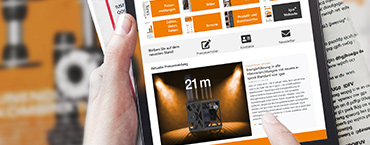 แท็บเล็ตและนิตยสารในมือ