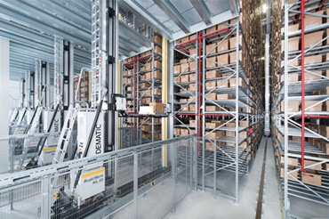 ระบบการจัดเก็บสินค้าและค้นคืนของ DEMATIC ด้วยรางนำแบบ guidelok ของ igus®