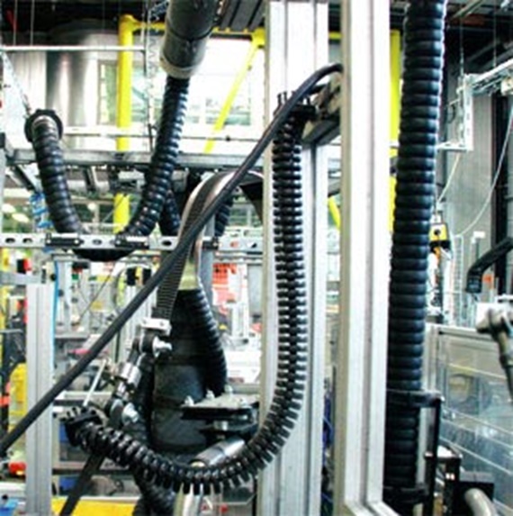 การทดสอบแรงบิดของ triflex® R ในห้องปฏิบัติการทดสอบของ igus® ที่เมืองโคโลญจน์