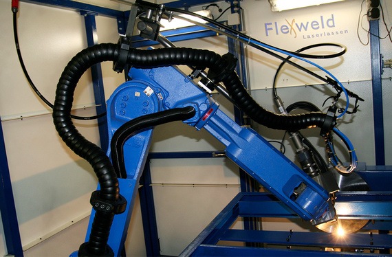 หุ่นยนต์เชื่อมด้วยเลเซอร์จาก Flexweld พร้อม triflex R
